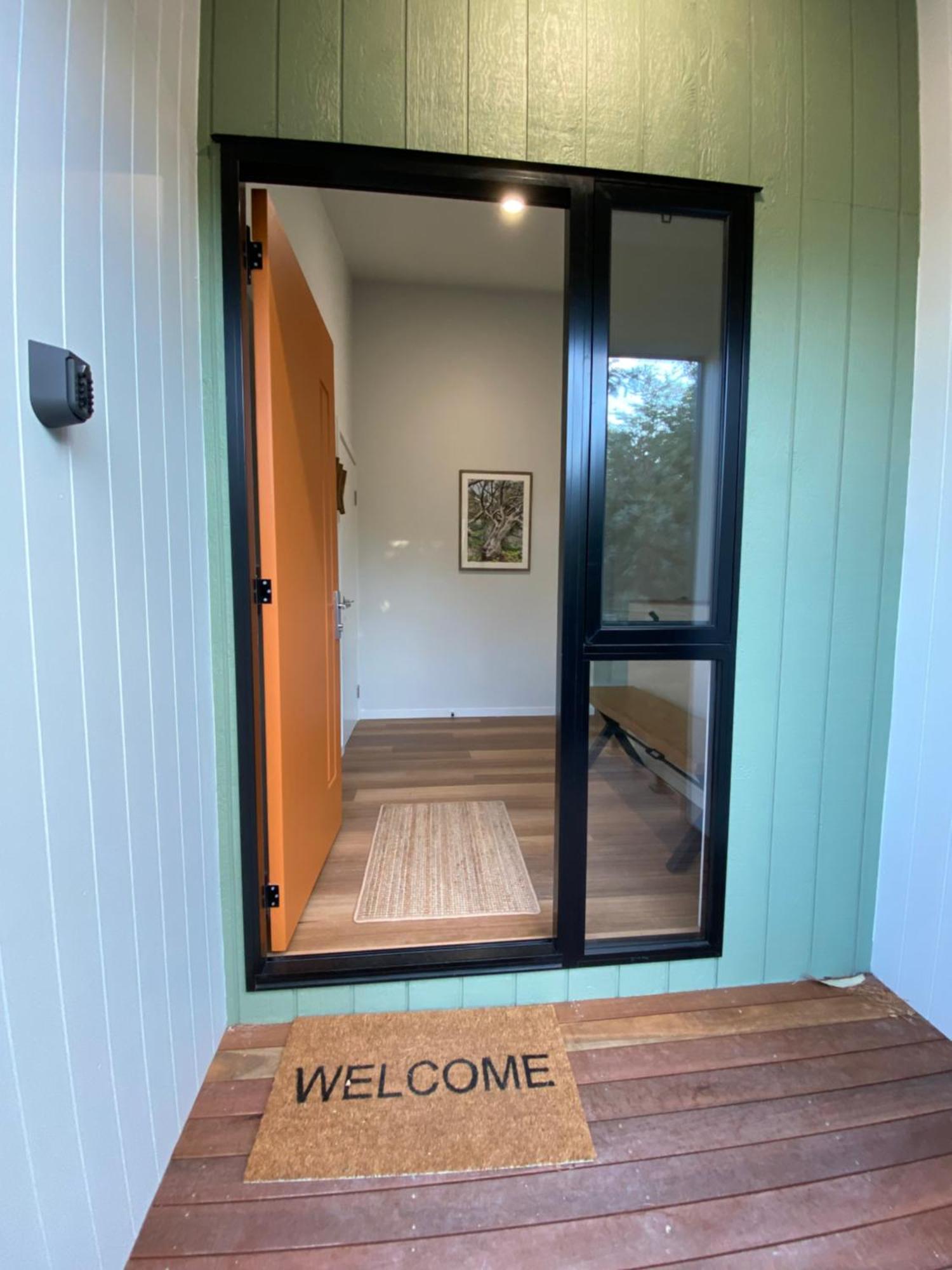 House 2, Modern 3 Bedroom Home, & Mountain Views With Fireplace Jindabyne