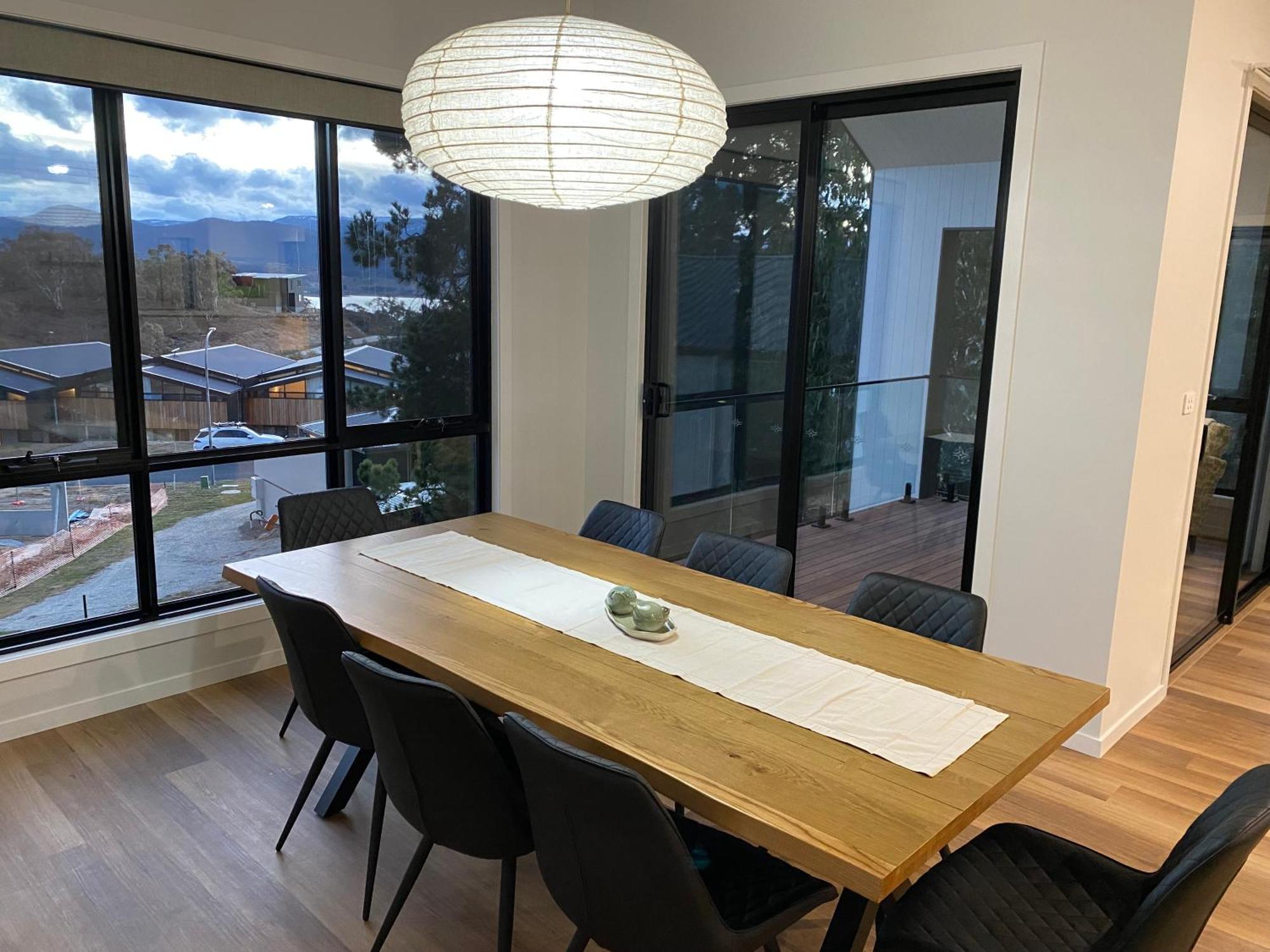 Holiday home House 2, Modern 3 Bedroom Home, & Mountain Views With Fireplace