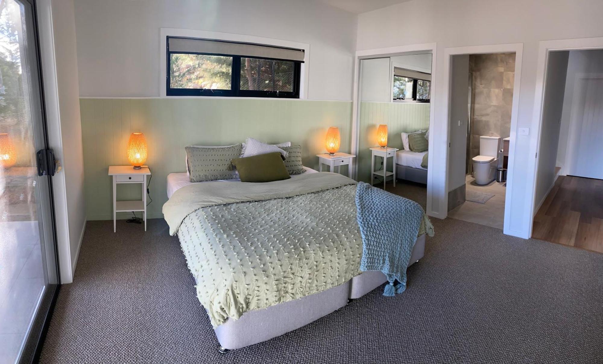 Holiday home House 2, Modern 3 Bedroom Home, & Mountain Views With Fireplace *