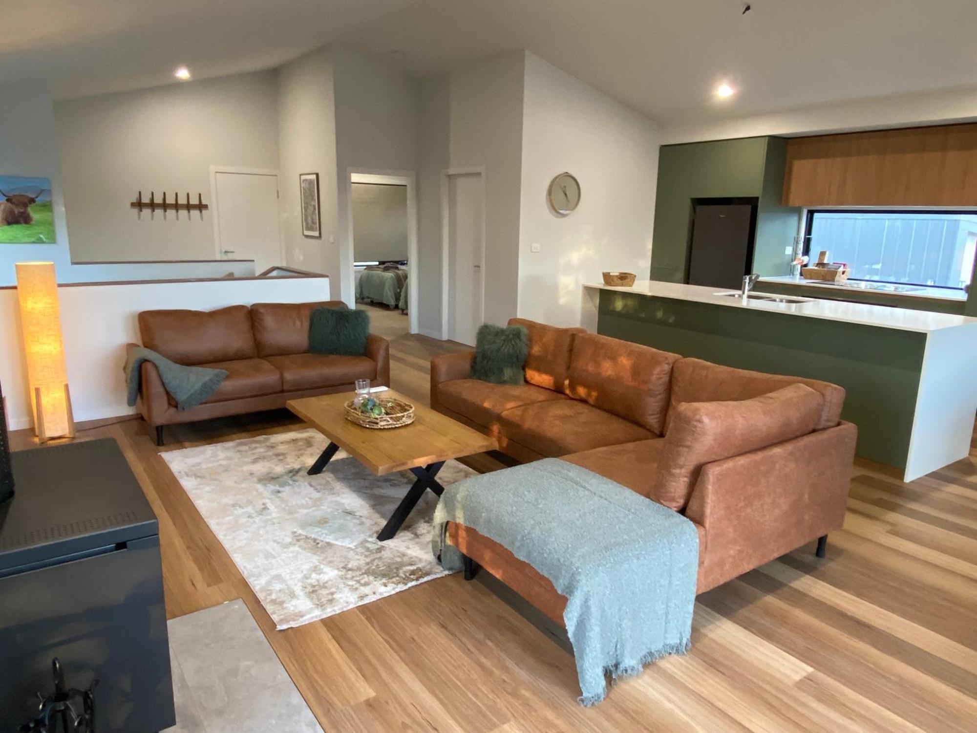 House 2, Modern 3 Bedroom Home, & Mountain Views With Fireplace Holiday home *