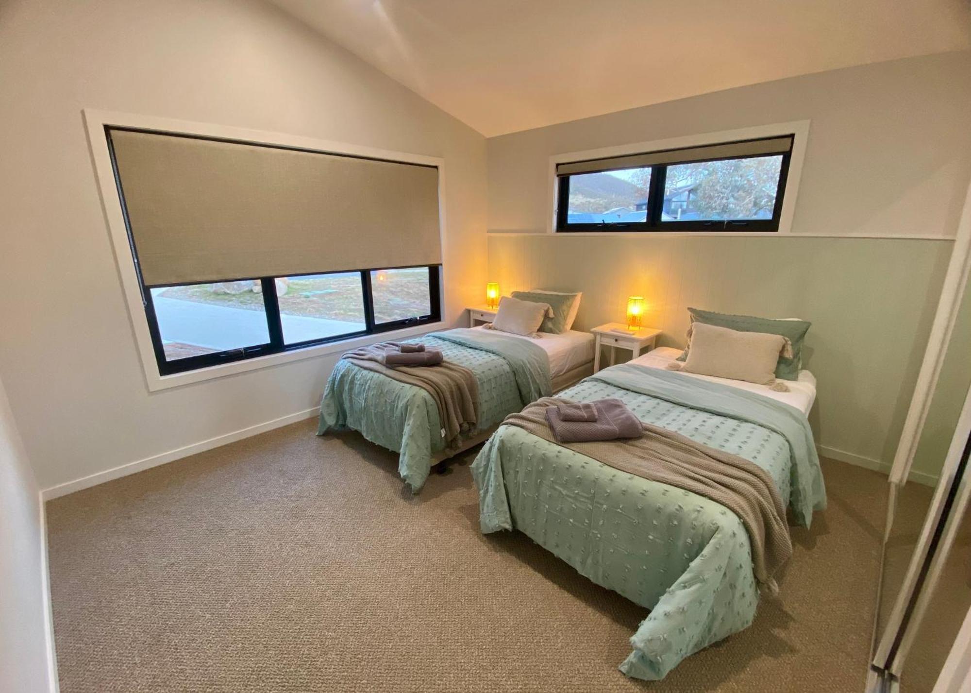 House 2, Modern 3 Bedroom Home, & Mountain Views With Fireplace