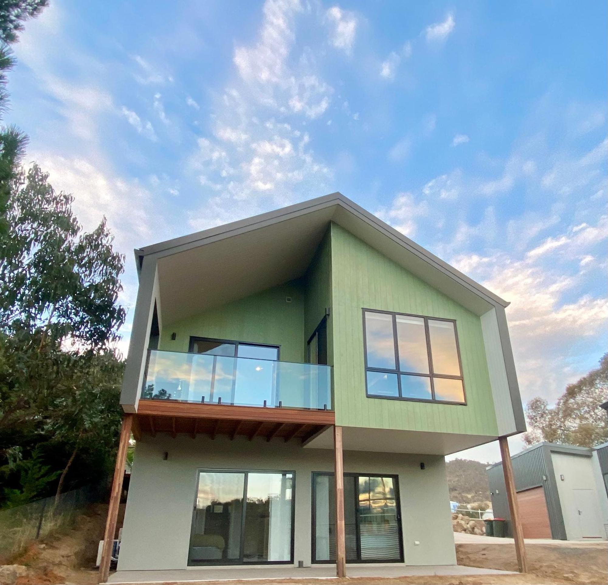 House 2, Modern 3 Bedroom Home, & Mountain Views With Fireplace Holiday home *