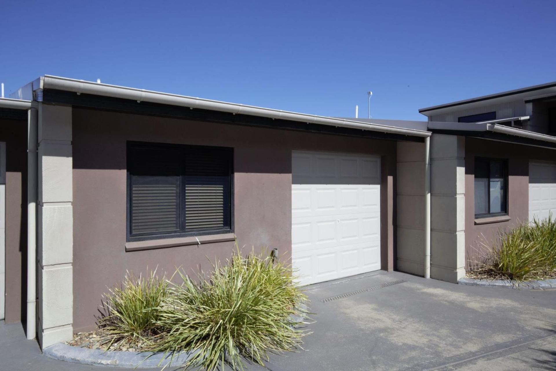Khione 5 23 Kirwan Close *